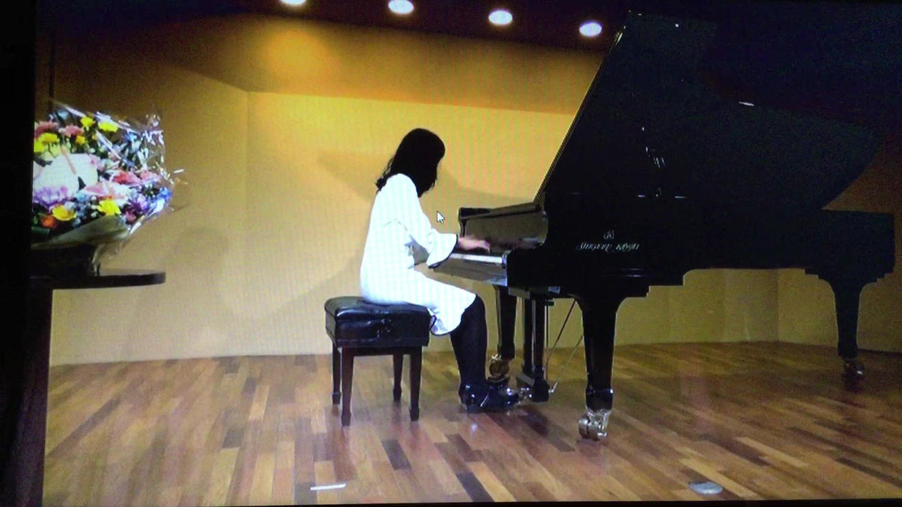 和音の響きが個性的なスクリャービンの曲。ドレスの袖のフリルで弾きにくかった、反省！